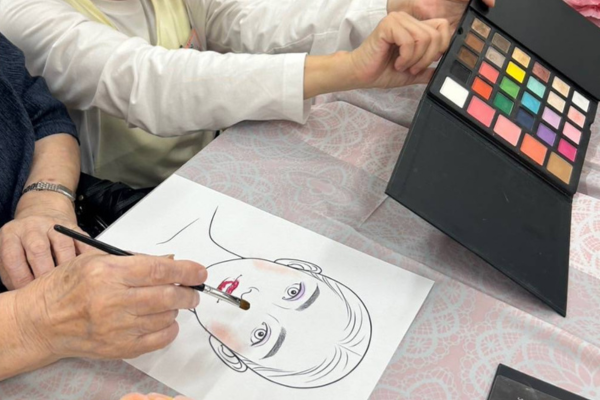 美容レクを開催している様子の写真